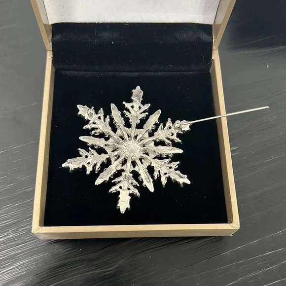 St. Thomas Holiday Collection Silvertone Snowflake brooch - Picture 3 of 3
